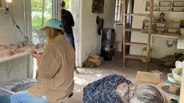 Drei Personen in Töpferstudio, töpfern Töpfe.