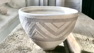 Dekorative Keramikschale auf Holztisch.