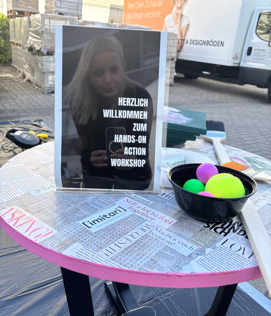 Schild auf Tisch mit Willkommensnachricht zum Workshop.