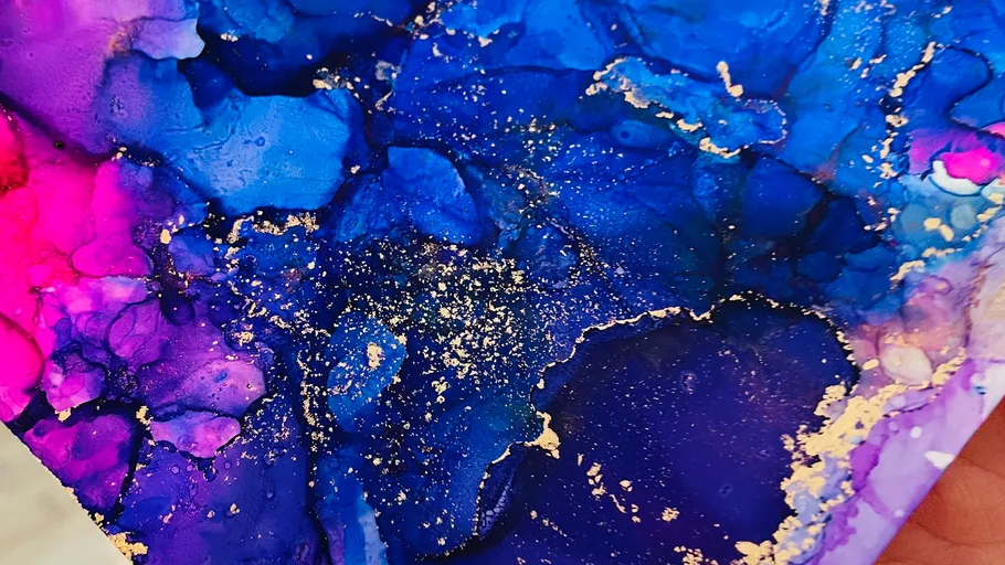 Abstrakte Kunst mit blauen und pinken Wirbeln.