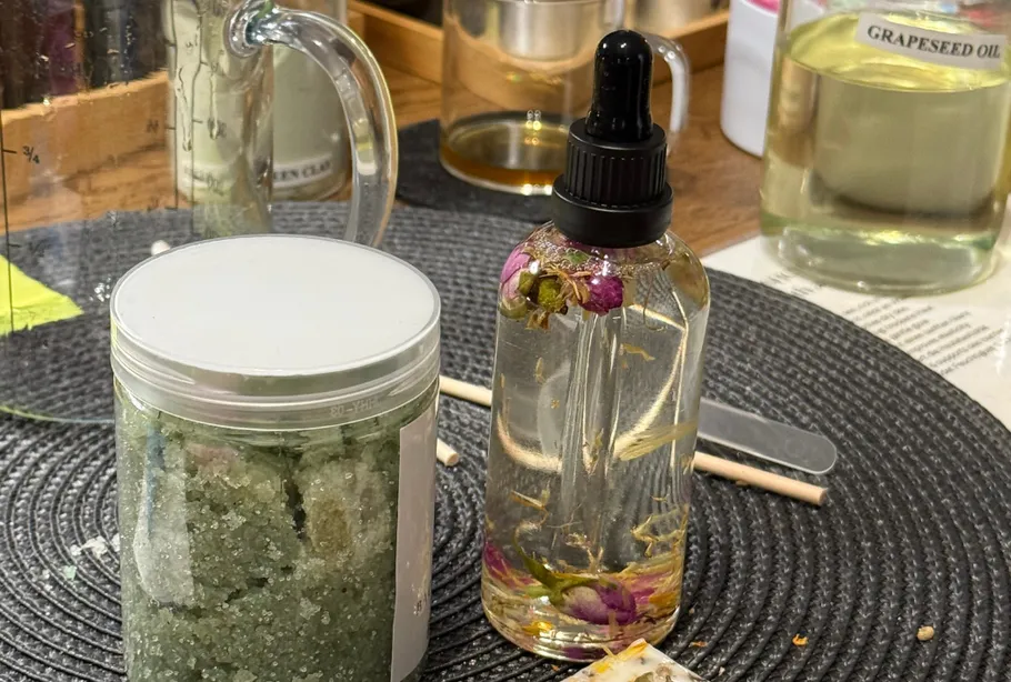 Glasflaschen mit Ölen und Salzen auf Tisch.