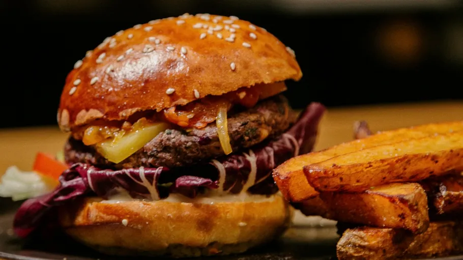 Burger mit Pommes auf einem Teller.