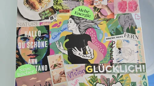 Collage mit Zeichnungen, Texten und bunten Mustern.