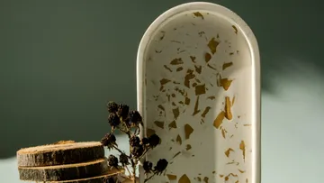 Decorative tray with wood slices and dry flowers.
