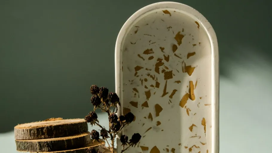 Decorative tray with wood slices and dry flowers.