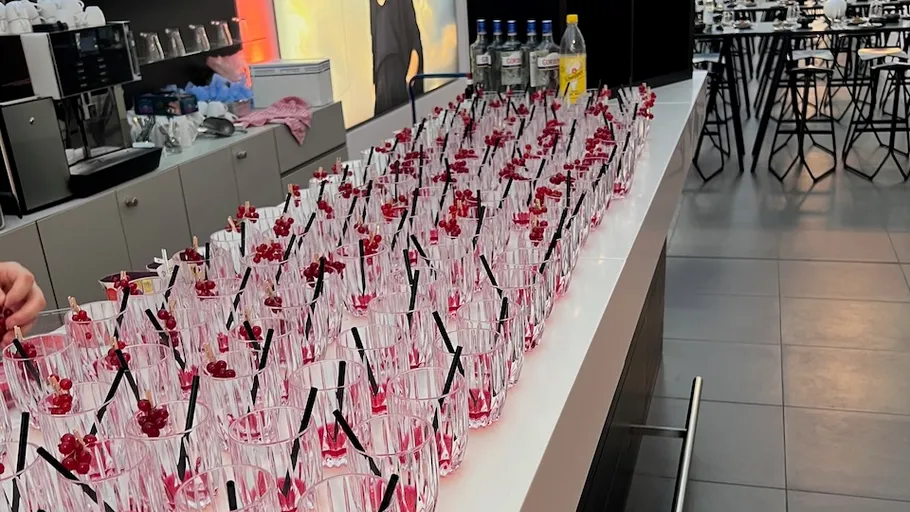 Viele Getränke mit Beeren auf einem Tresen.
