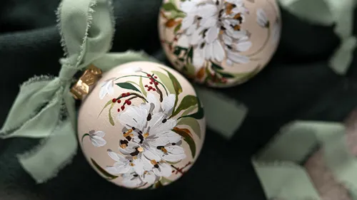 Painting Christmas tree balls — Christmas workshop in Allgäu