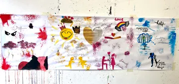 Buntes abstraktes Gemälde mit verschiedenen Symbolen und Wörtern.