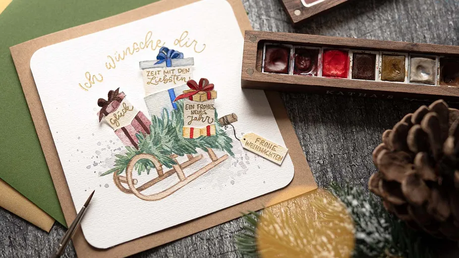 Gemalter Schlitten mit Geschenken und Grün.