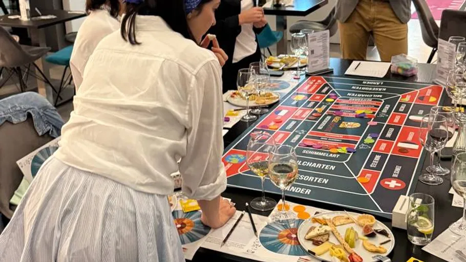Leute spielen Brettspiel mit Wein und Essen.