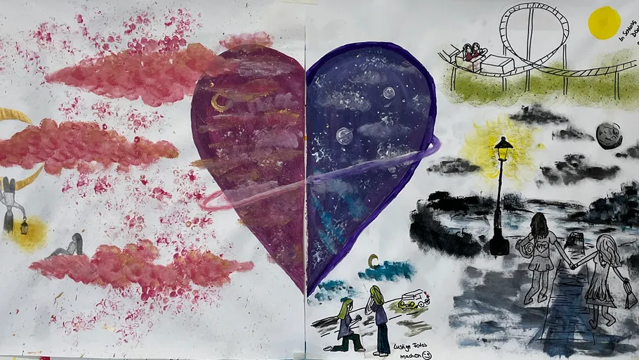 Herz gespalten zwischen Nachthimmel und Wolkenszene.