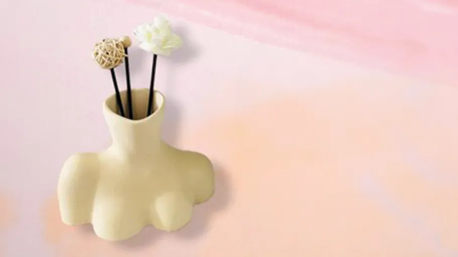 Kreative Vase mit Blumen auf Pastellhintergrund.