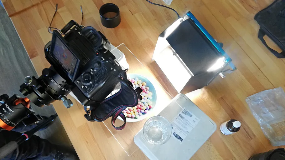 Kamerasetup fotografiert bunte Süßigkeiten auf Tisch.
