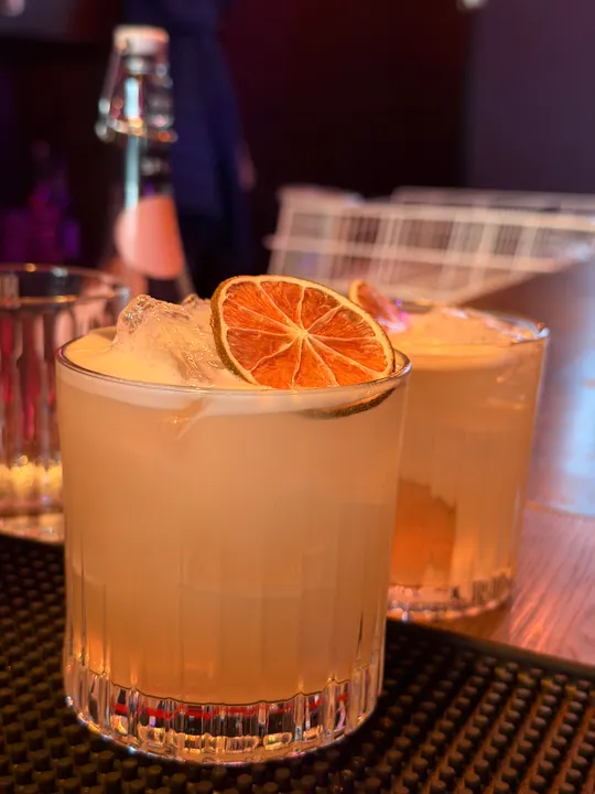 Cocktailgläser mit Eis und getrockneter Limettenscheibe.