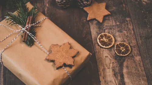 Geschenk mit Sternkeks, Kiefer und Zitrusfrüchten.