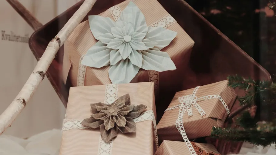 Geschenkboxen mit Spitze umwickelt, Birkenzweig daneben.