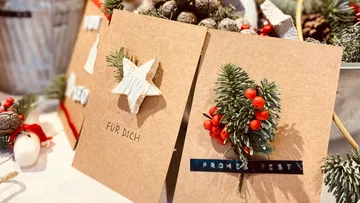 Grußkarten mit Weihnachtsdekoration zusammen präsentiert.