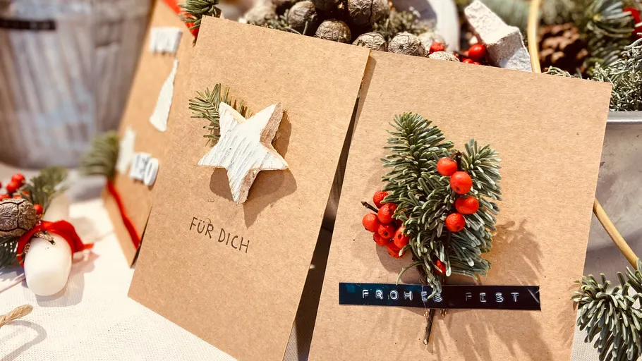 Grußkarten mit Weihnachtsdekoration zusammen präsentiert.