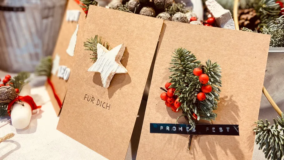 Handgemachte Weihnachtskarten mit Dekorationen ausgestellt.