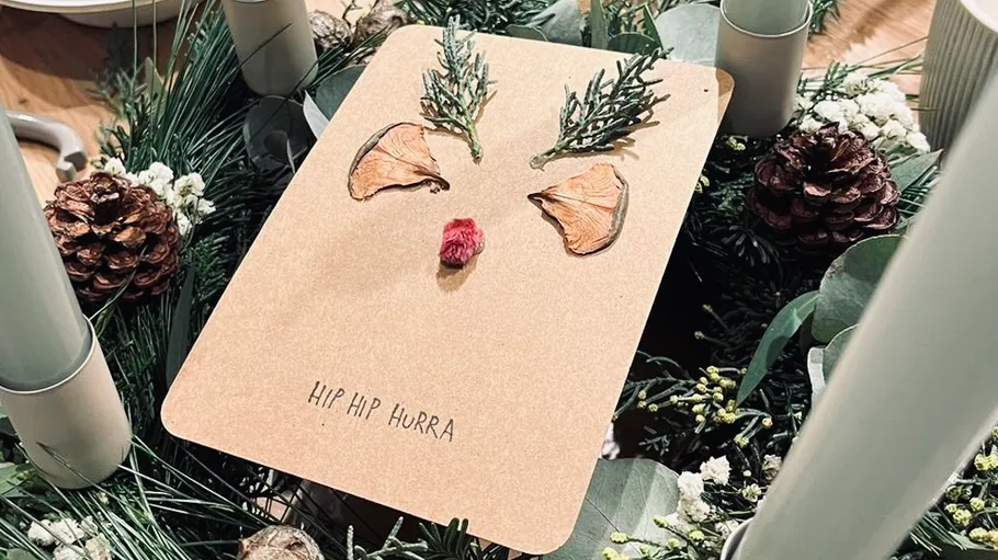 Karte mit Blättern und Beeren-Gesicht.