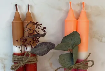 Zwei Sets von Verlaufskerzen mit Blättern.