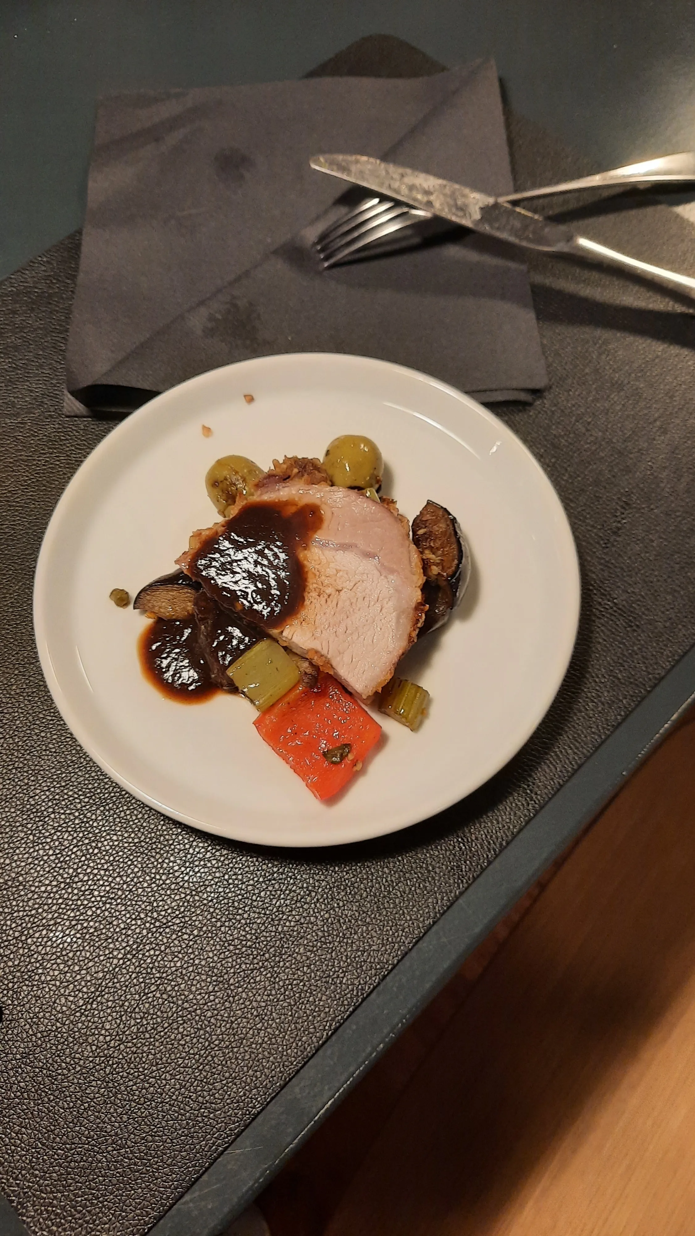 Teller mit gebratenem Fleisch und Gemüse.
