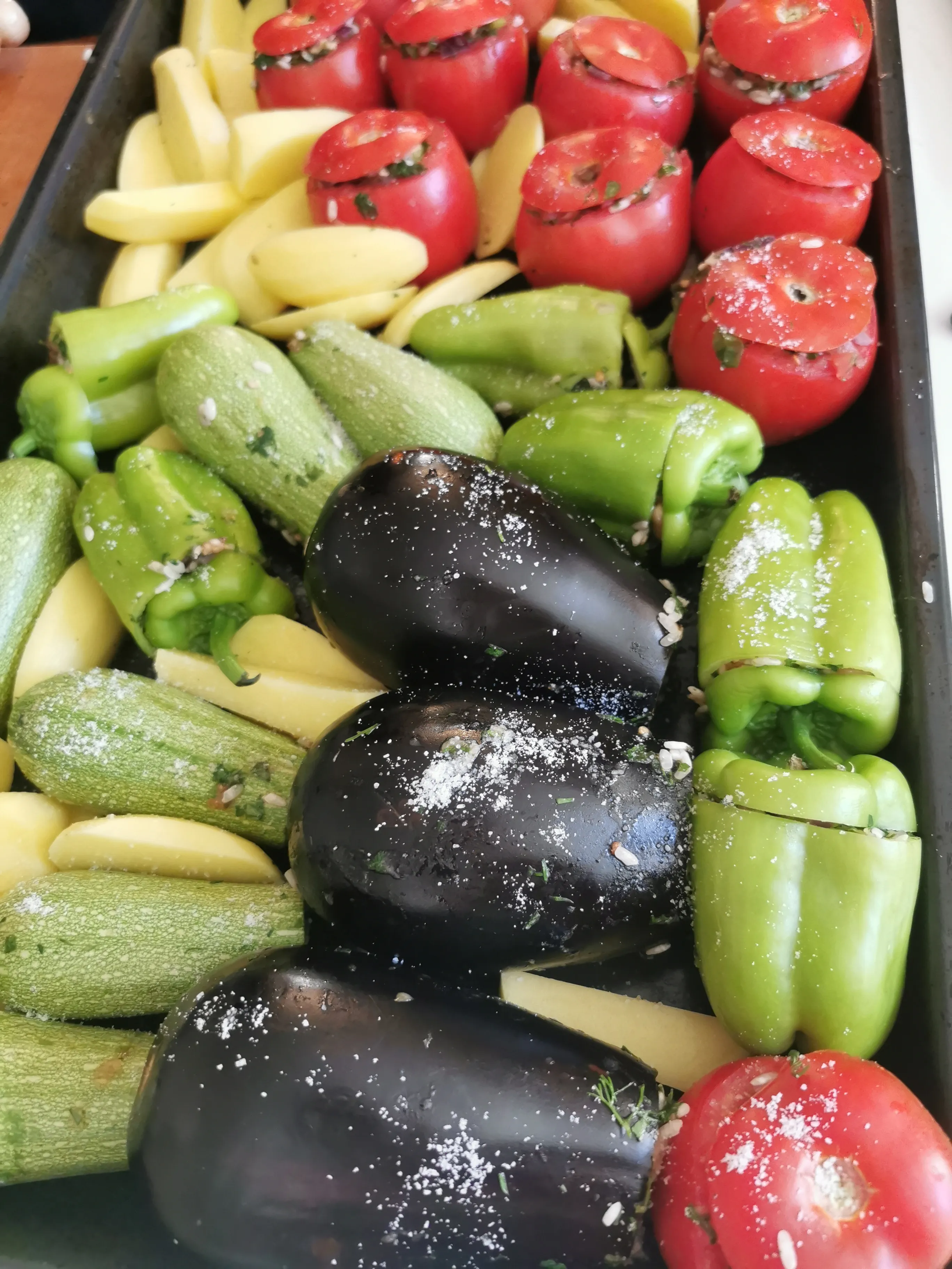 Gefülltes Gemüse auf einem Backblech.