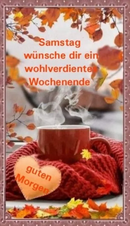 Tasse heißes Getränk mit Herbstblättern.