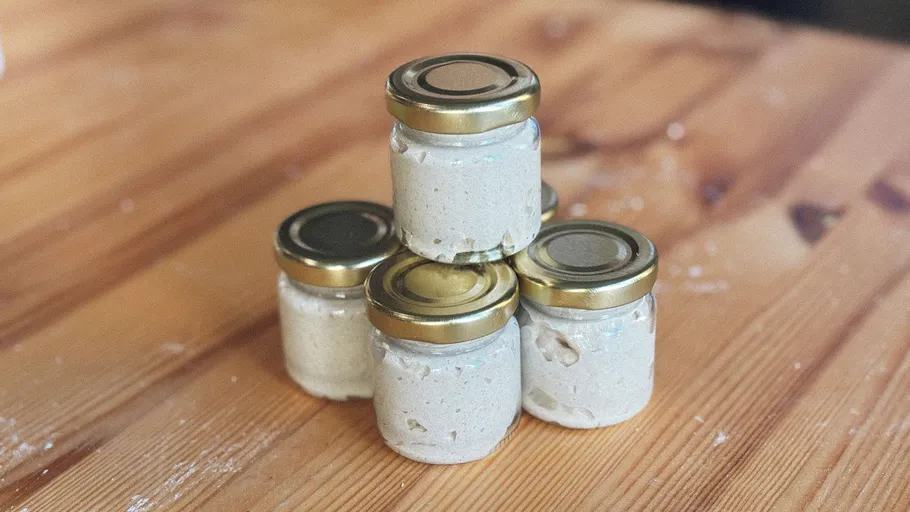 Vier Gläser Sahne auf Holztisch.