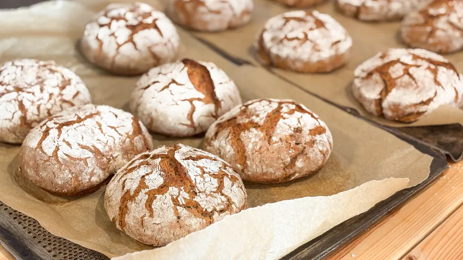 Knusprige Brötchen auf Backblech.