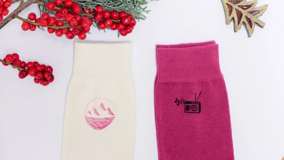 Weiße und rosa Socken mit Dekorationen.