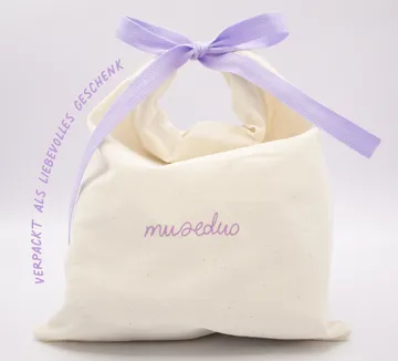 Stoffbeutel mit lila Band, elegante Verpackung.