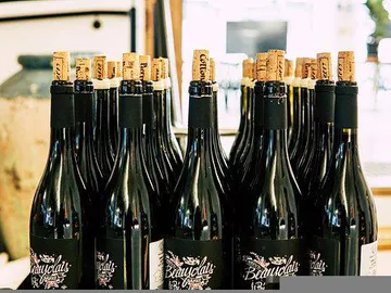 Flasche Wein steht auf einem Tisch in einer Bodega.