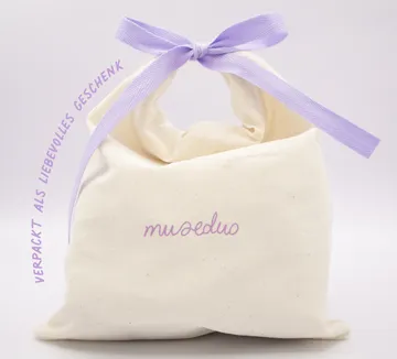 Stofftasche mit lila Schleife und Text.
