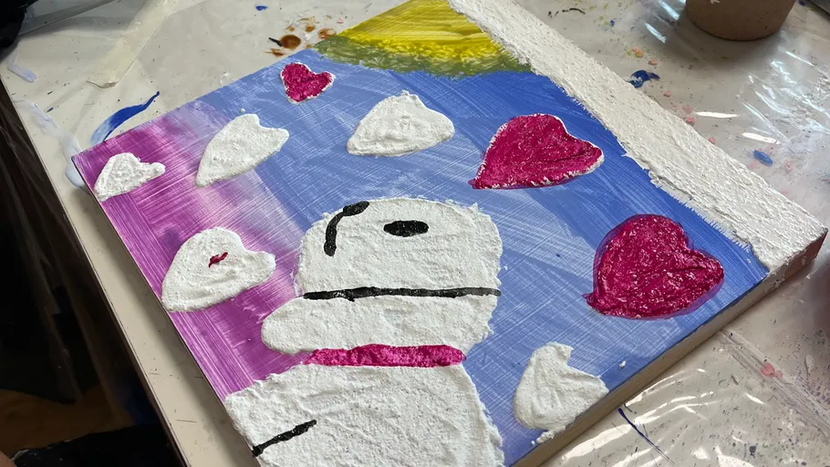 Kinderbild eines Hundes mit Herzen und Wolken.