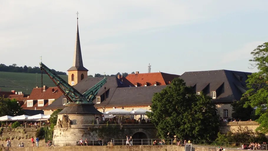 Historisches Gebäude mit Kran und Turm im Freien.