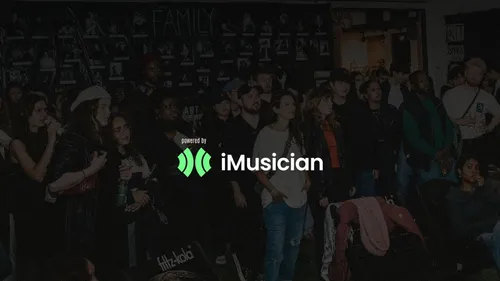 Gruppe von Personen steht drinnen, dunkle Umgebung.