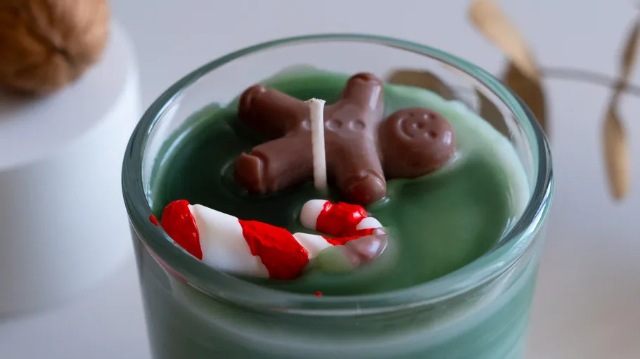 Lebkuchenmannkerze in Glasbehälter.