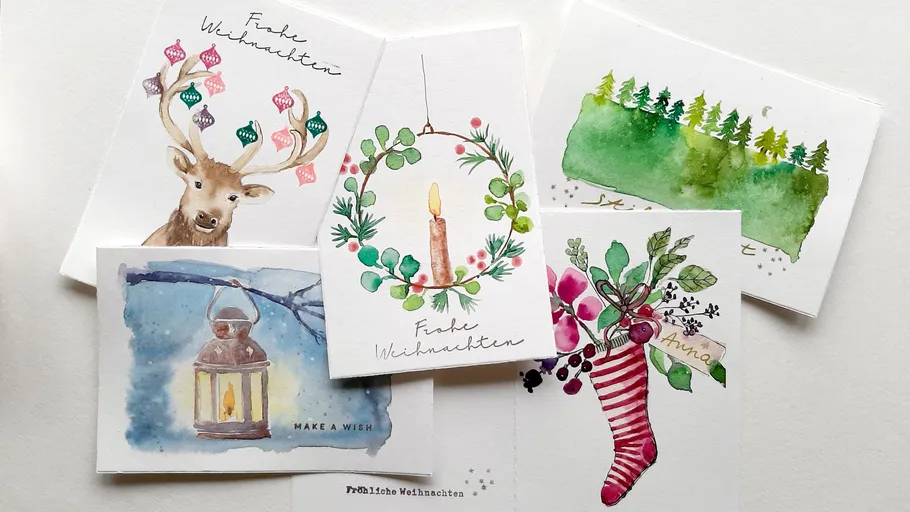 Weihnachtskarten mit festlichen Illustrationen ausgestellt.
