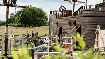 Piraten-Minigolfplatz mit Schiff und Requisiten.