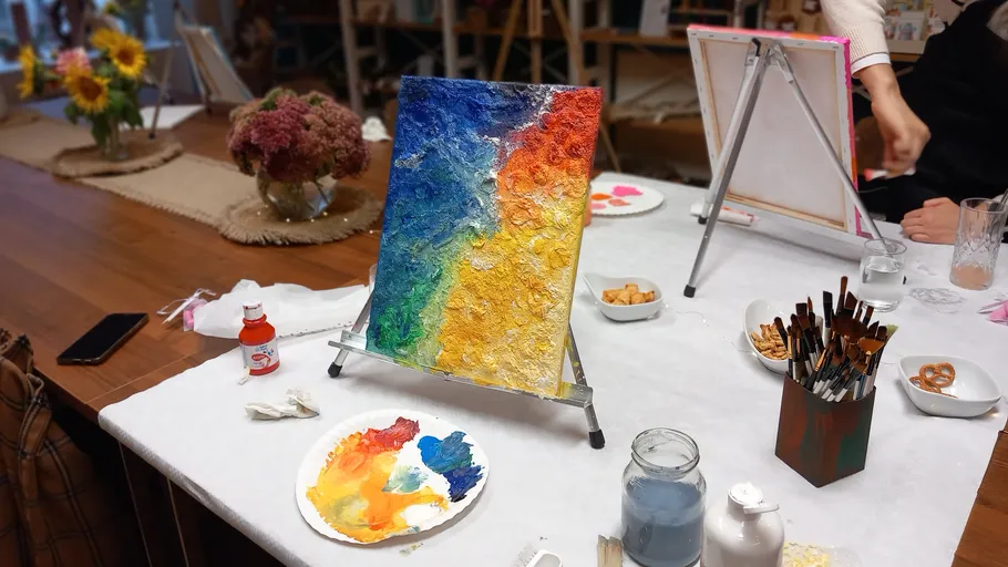 Farbenfrohes Gemälde auf Staffelei im Kunststudio.