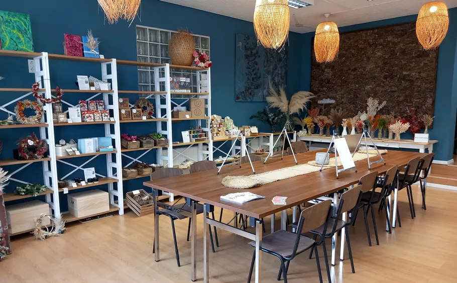 Bastelwerkstatt mit Holztischen und Regalen.
