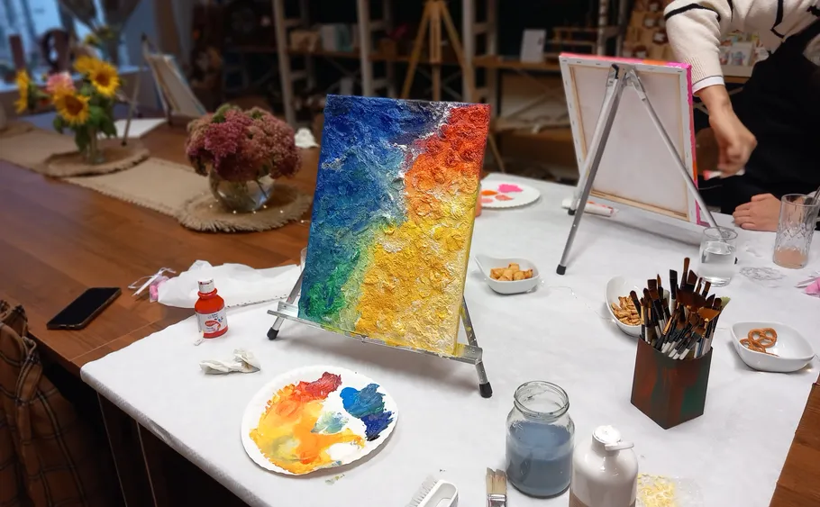 Buntes Gemälde auf Staffelei im Kunststudio.
