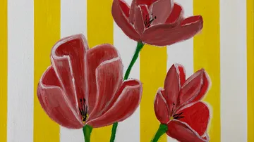 Rote Blumen vor gelben vertikalen Streifen.
