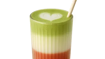 Geschichteter Matcha-Latte mit Herzdesign.