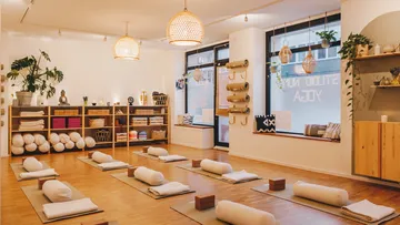 Yogamatten mit Kissen in einem ruhigen Studio.
