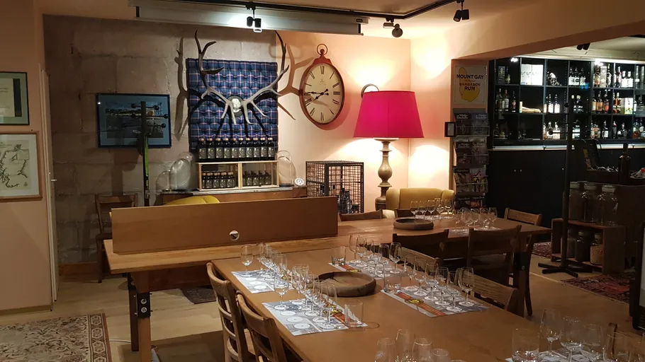 Esszimmer mit Holztischen und Gläsern.