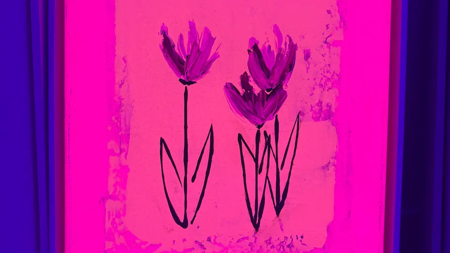 Zwei abstrakte lila Blumen auf pinkem Hintergrund.