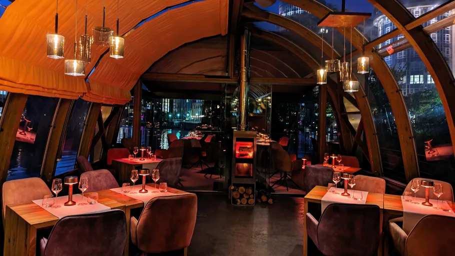 Gemütliches Restaurant mit warmer Beleuchtung nachts.