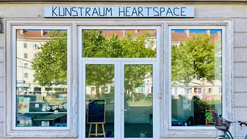 Kunstraum-Fassade mit großen Fenstern.
